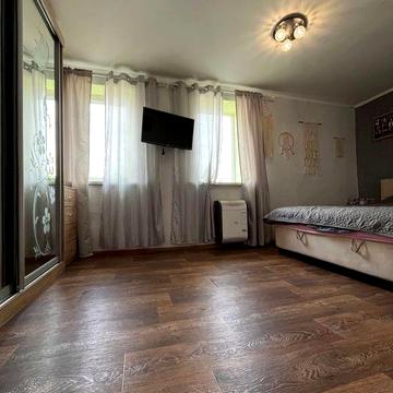 Є відновлення чи готівка Продаж половини будинку з окремим двором