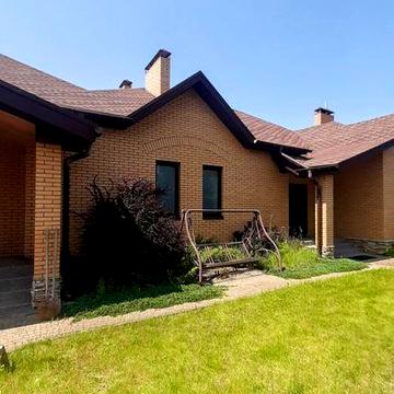 Два дома с отдельными входами на 13сот. с басейном сауной лес.