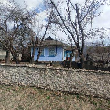 Житловий будинок з господарськими будівлями