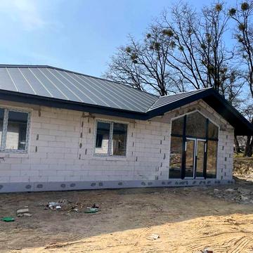 Сучасний будинок біля лісу в передмісті Києва