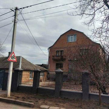 “Домоволодіння: 2 будинки + підвал під бізнес, можливість на 3 сім’ї”