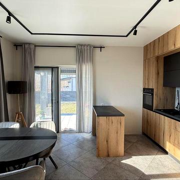 Будинок з Ремонтом 140 кв.м., 5 Соток, Заселена Вулиця