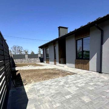 Будинок вже побудований.Червона цегла. Газ. Під сертифікат