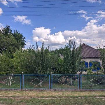 Будинок в селі + великий двір, Можливий продаж за сертифікатом.