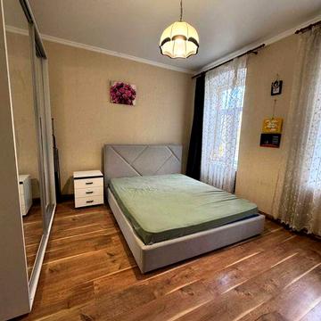 Продам  2-кімнатну квартиру в центрі.  вул. Манежна