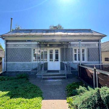 Просторий цегляний будинок у самому центрі села Конюшки. ТОРГ!!!