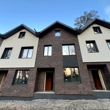 Таунхаус з переднім подвірям та центральними комунікаціями в Ірпені