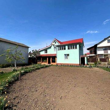 Продається будинок із земельною ділянкою. Центральна частина міста.