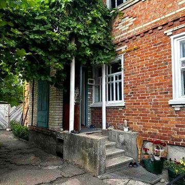 Продам добротный кирпичный двухэтажный дом в Жихаре