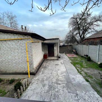 Здається половина будинку