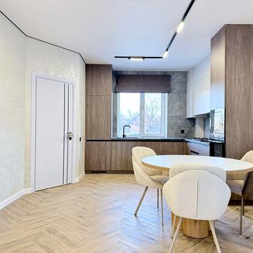 Дизайнерський ремонт, гарна локація поруч вся потрібна інфраструктура.