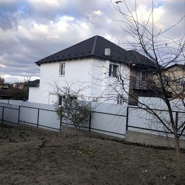 Двоповерхова частина будинка з окремим двором. Присутній торг.
