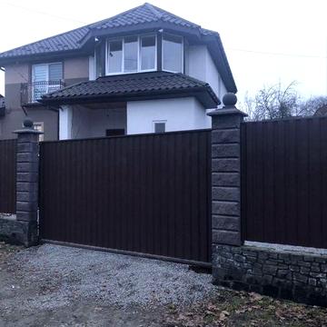 Двоповерхова частина будинка з окремим двором. Присутній торг.