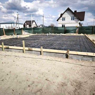 Є Будинок новобудова з комунікаціями