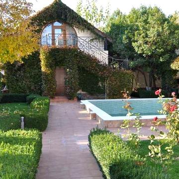 Сдам дом в Совиньоне с бассейном и подвалом