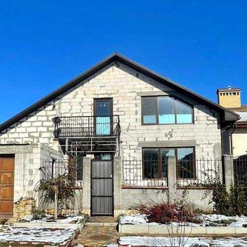 Продається будинок під оздоблення в Совіньйоні.