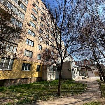 Продається 2-кімнатна квартира під комерцію в центрі міста.