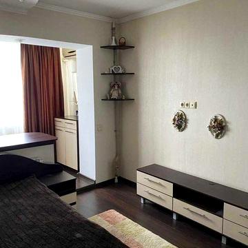 Оренда 1-кімнатної квартири з видом на Дніпро та парк