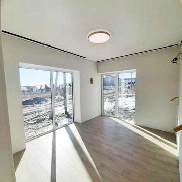 Є Котедж з червоної цегли новобудова