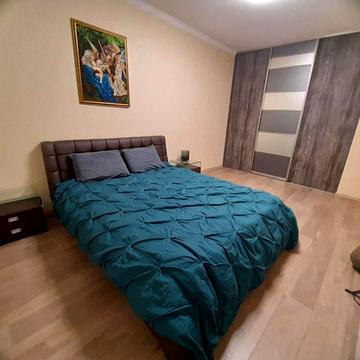 Яблунева вул., 8