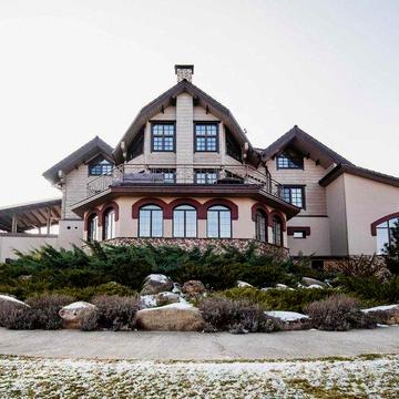 Аренда особняка Замок 1000м2 на берегу озера басейн Спортзал кінотеатр  місце для медитації  газ генератор  трансформатор 75 кВт