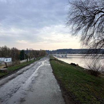 Будинок біля водосховища та лісу