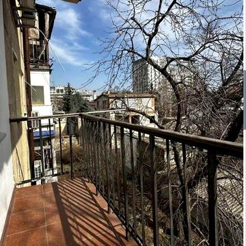 Продам на Французькому бульварі 3 кімнатну квартиру