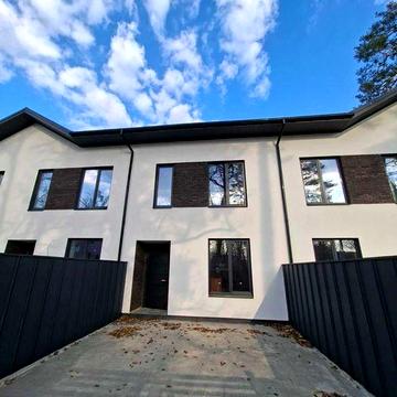 Таунхаус з великими передніми та задніми дворами