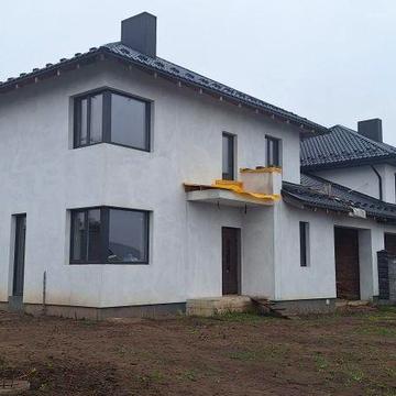 Продаж котеджу з гаражем