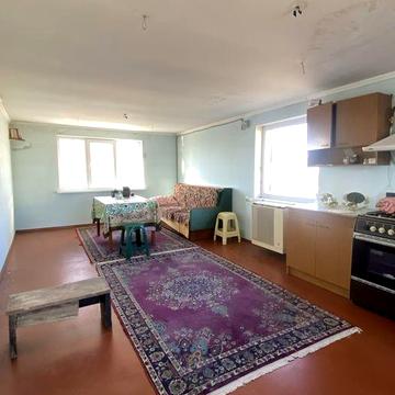 Продам будинок в центрі смт Макарів