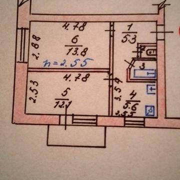 Продається двокімнатна квартира в центрі міста.