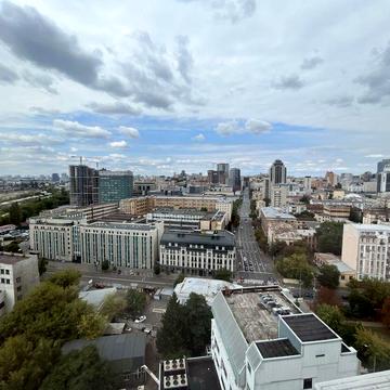 Оренда  пентхаузу вул Антоновича 72, кухня вітальня 9метрів стеля.