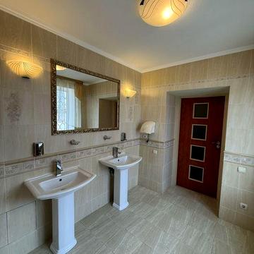 Продам частину будинку з ремонтом, озелененою територією та гаражем