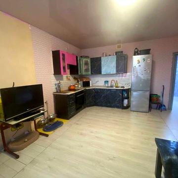 Простора 2-кімнатна квартира площею 80,3 м² — чудовий варіант для комфортного проживання сім’ї.