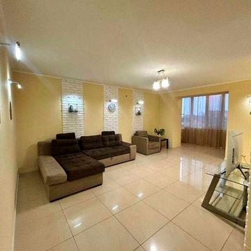 Оренда 2-кімн. квартири з кухнею-вітальнею в Центрі міста з паркомісцем