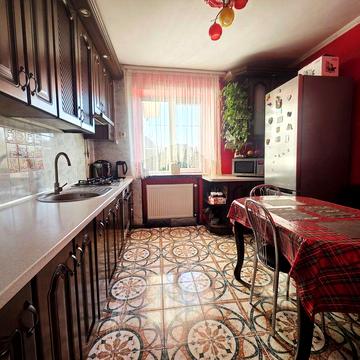 Продається трьохкімнатна квартира 70.2м.кв.