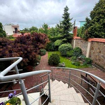 СВОБОДЕН! Элегантный просторный дом в сердце Аркадии. Можно краткосрочно.