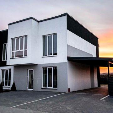 Продається зданий таун хаус 105м² з ремонтом, крайній, двір і парковка