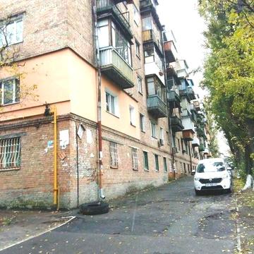 Вул Добрий Шлях 5, біля метро Голосіївська
