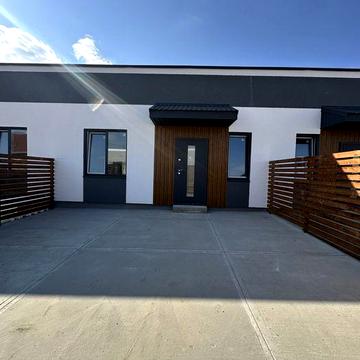 Одноповерхові. Газіфіковани з гарною ділянкою. Таунхаус