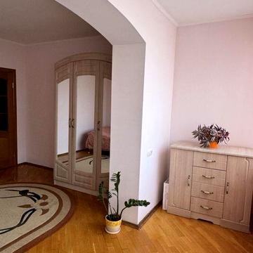 власник , продається 2кімнатна квартира на Білозіра