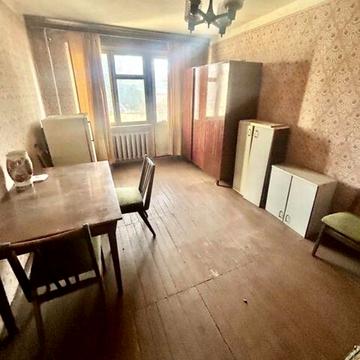 Продається двокімнатна квартира в центрі.