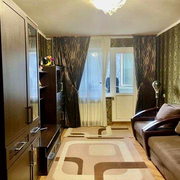 Продається трьохкімнатна квартира в центрі.