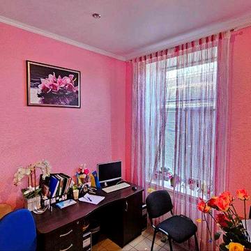 Частина будинку з фасадом на Грушевського та Хрещатик.