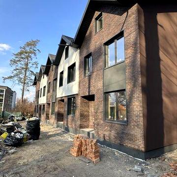 Таунахус в центрі Ірпеня, з переднім власним подвірʼям