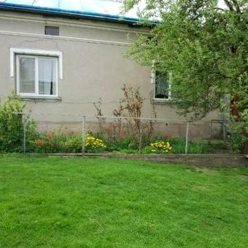 Продаж будинку з земельною ділянкою.