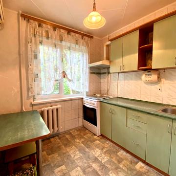 Космонавтів вул., 40