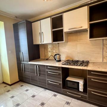 Над Яром вул., 6