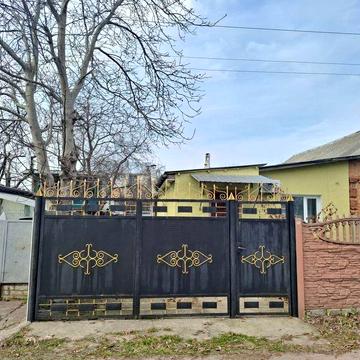 Частина будинку з окремим двором та зі зручностями.Масани.