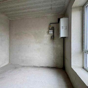 Простора двокімнатна в центрі міста!